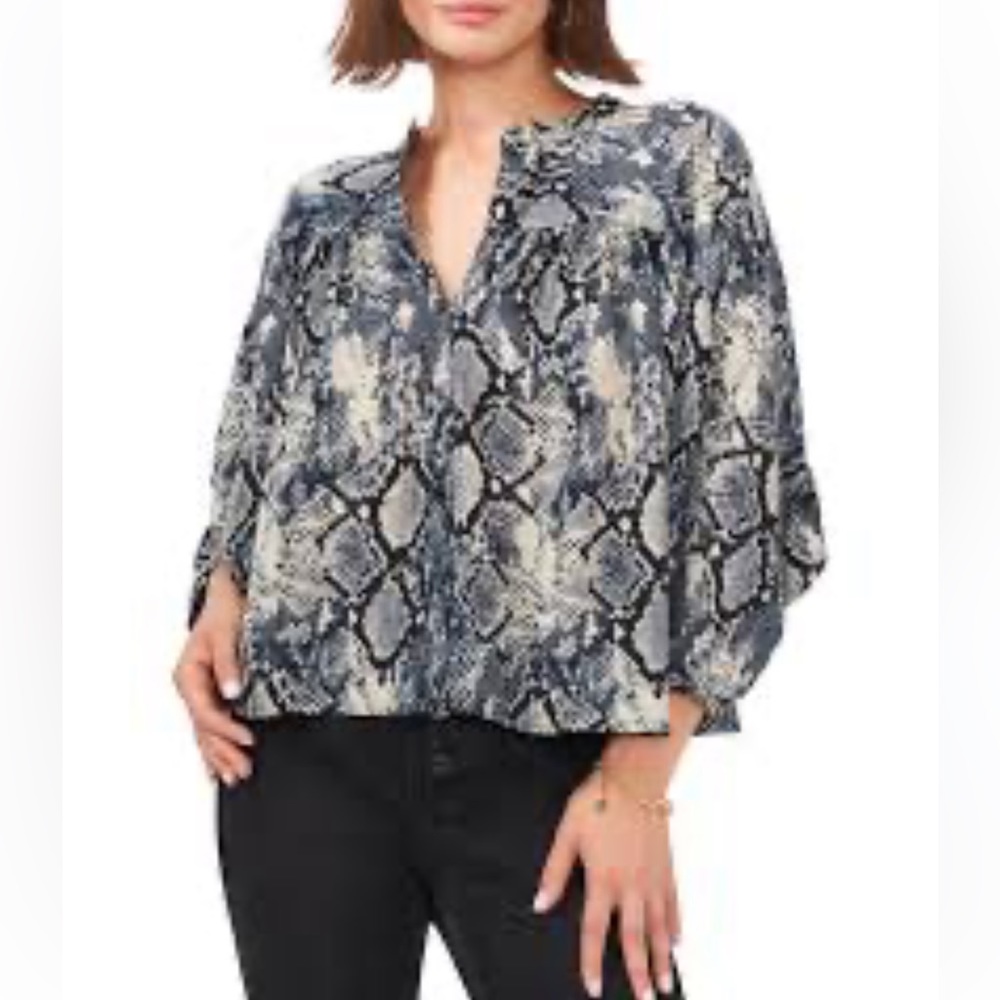 NWT Vince Camuto Flutter Sleeve
Button Shoulder Chiffon Snake Print Blo…